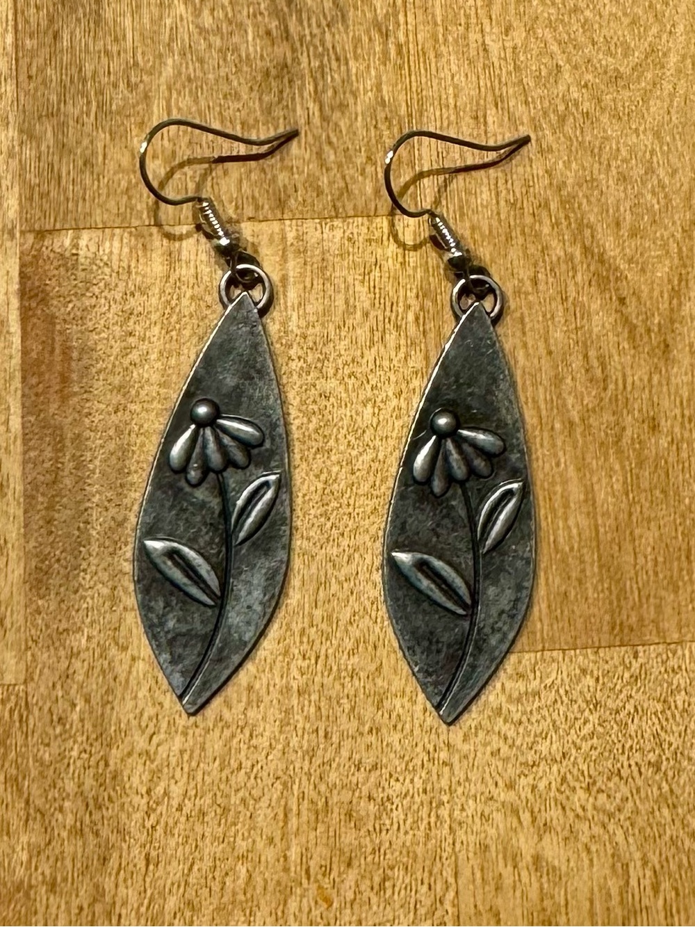 NWT Silver Floral Leaf Drop Earrings